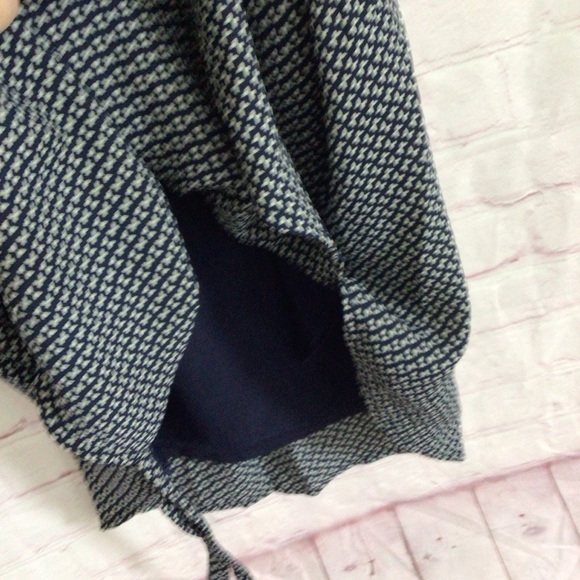 H&M Blue and White Flutter Sleeve Fully Lined Dress - Size 6 - Picture 5 of 9